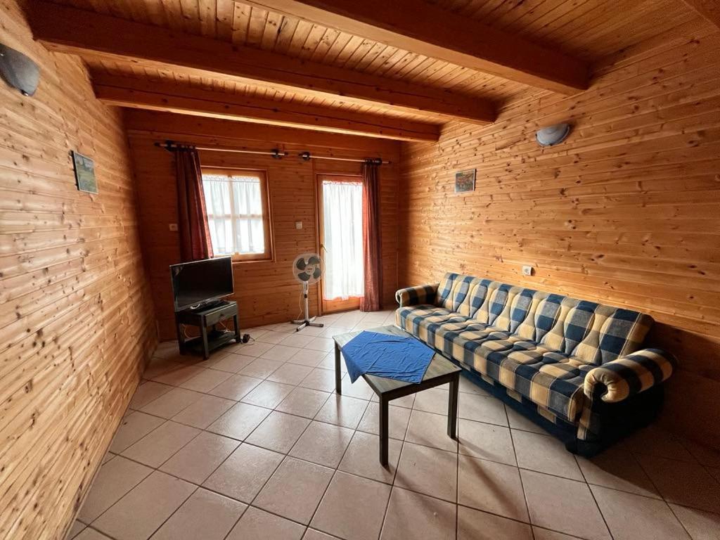 Almos Apartman Балатонфеньвеш Екстер'єр фото